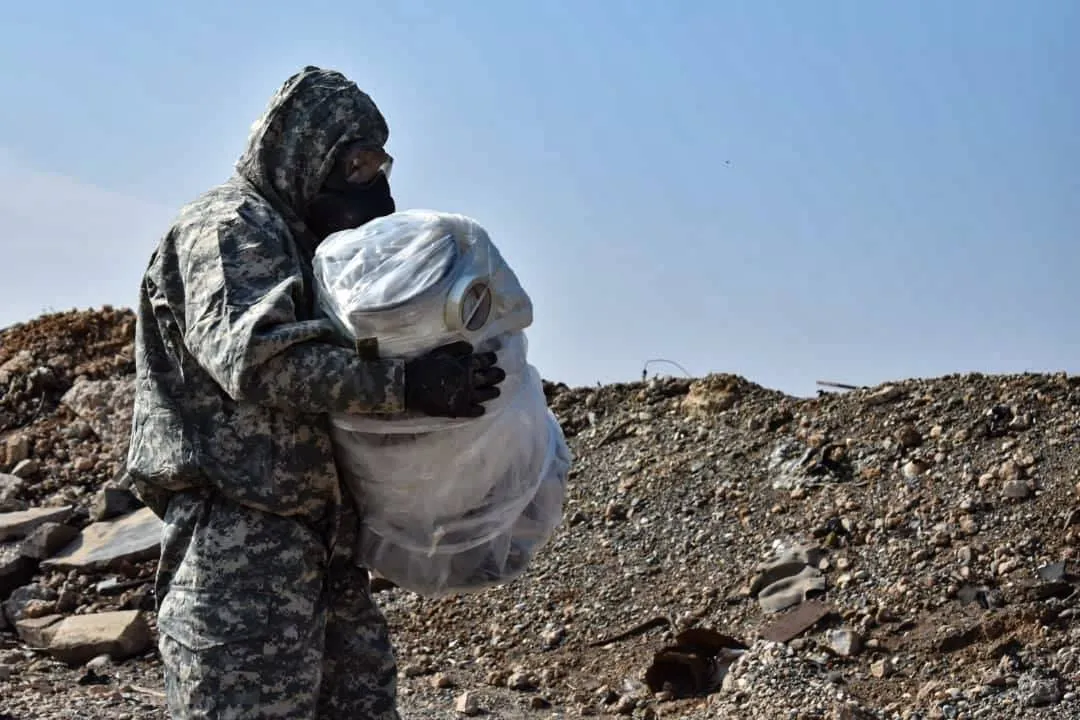 العثور على 3 أسطوانات للغاز السام في الطبقة وإتلافها من قبل مختصين