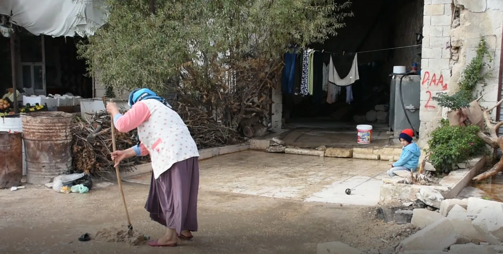 يعيشون في دكاكين ولسان حالهم يقول "سنعود لعفرين"