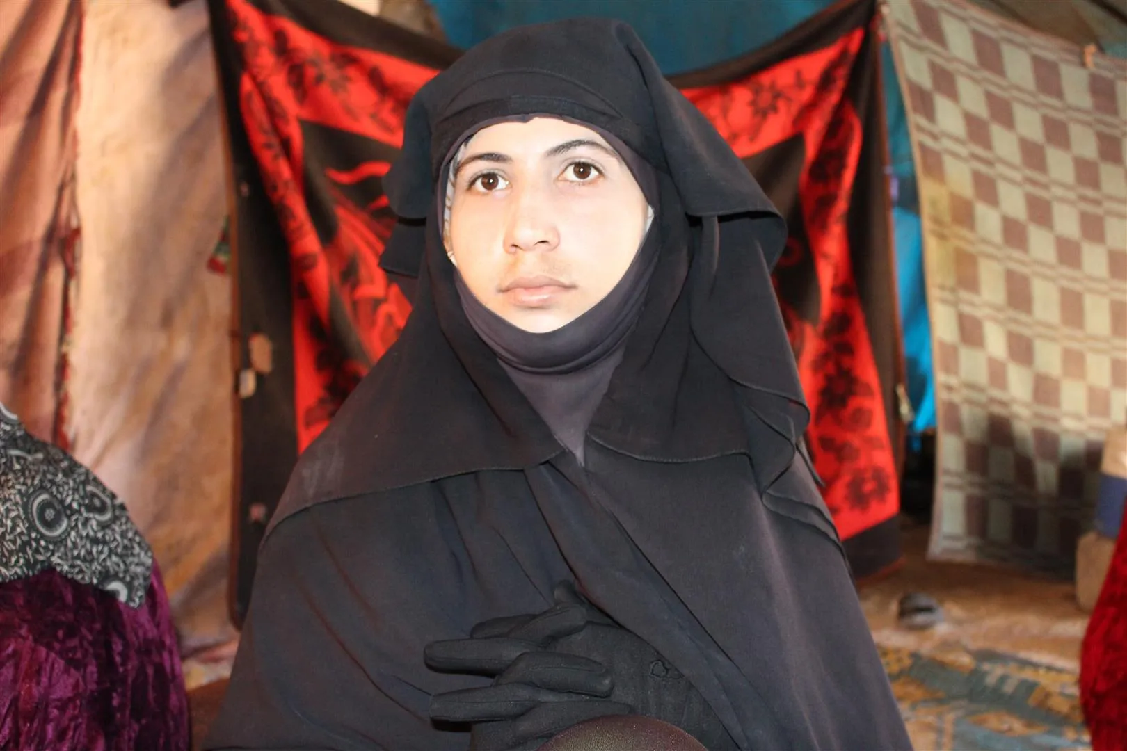 اضطرت للعمل في تنظيف المخيم لتأمين الدواء لوالدتها المريضة
