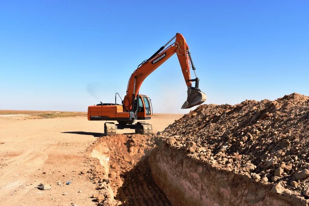 لجنة الخدمات تباشر بأعمالها الخدمية بعد الأمطار الغزيرة بدير الزور