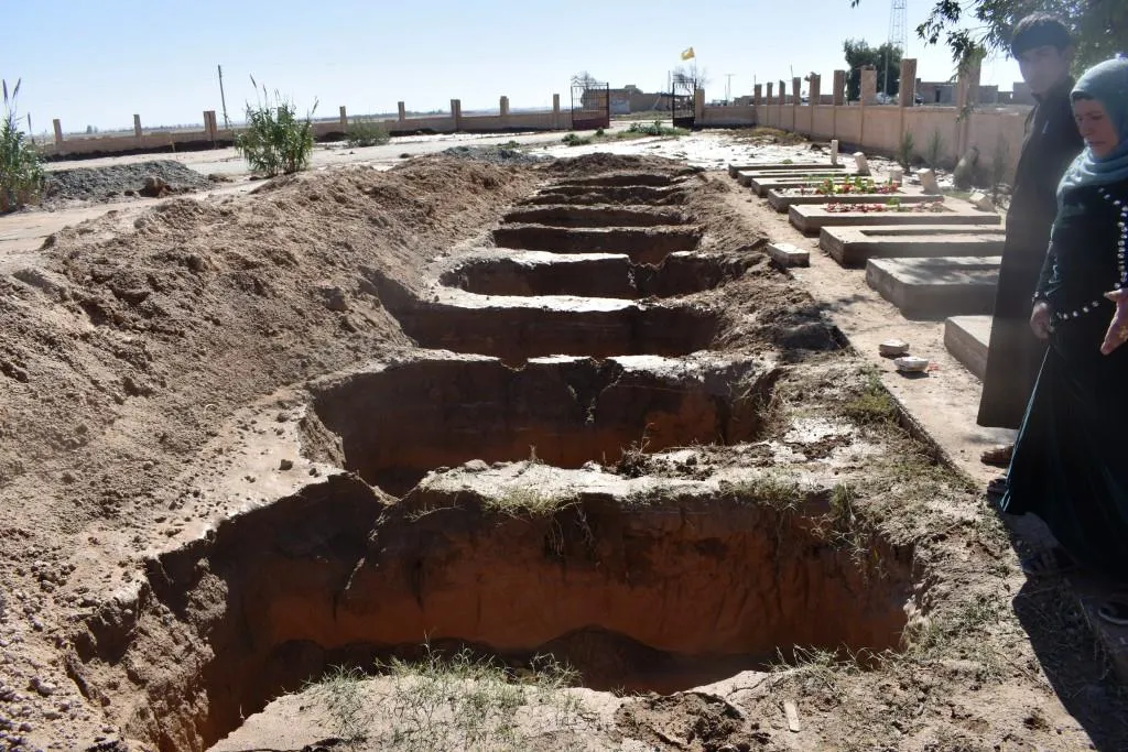 لجنة الخدمات تباشر بأعمالها الخدمية بعد الأمطار الغزيرة بدير الزور