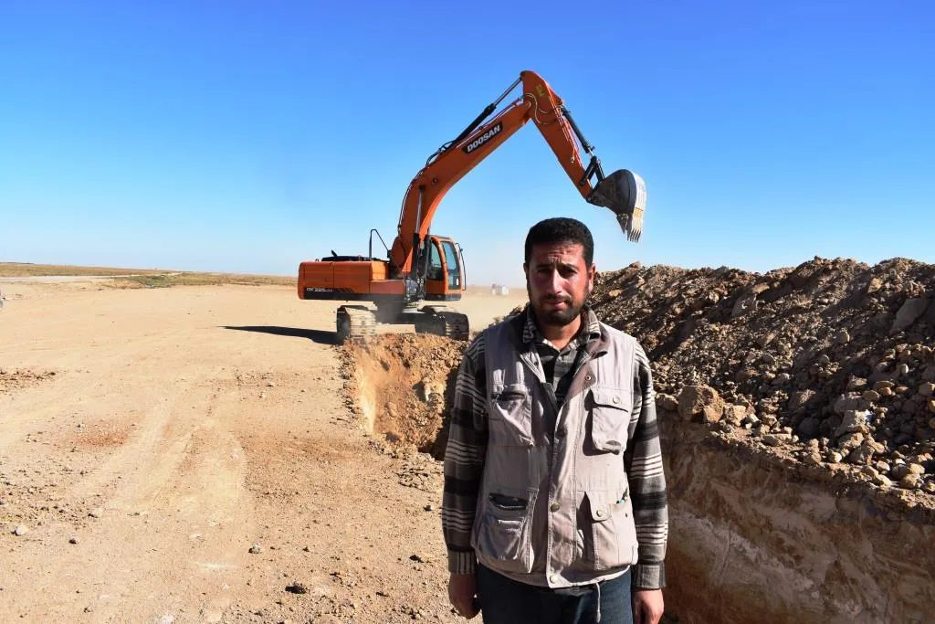 لجنة الخدمات تباشر بأعمالها الخدمية بعد الأمطار الغزيرة بدير الزور