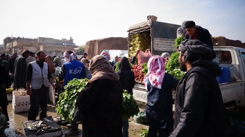 عودة الحياة لسوق الجمعة بعد إغلاقه من قبل داعش بحجة أنه "يلهي عن صلاة الجمعة"