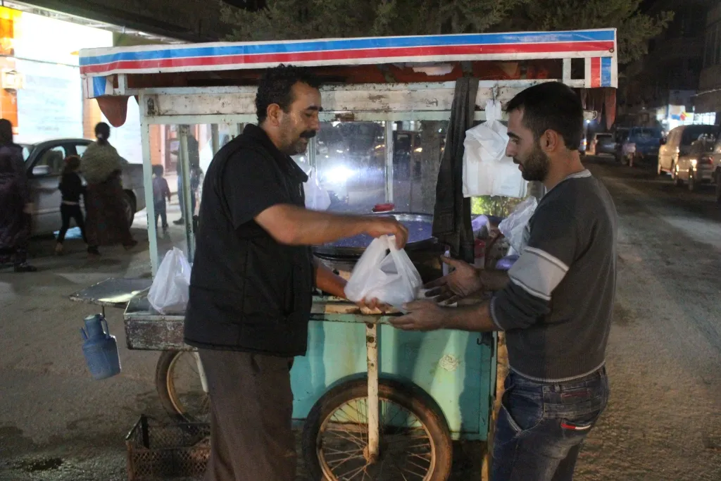 خيرو... 30 عاماً ولا يزال يمارس مهنته