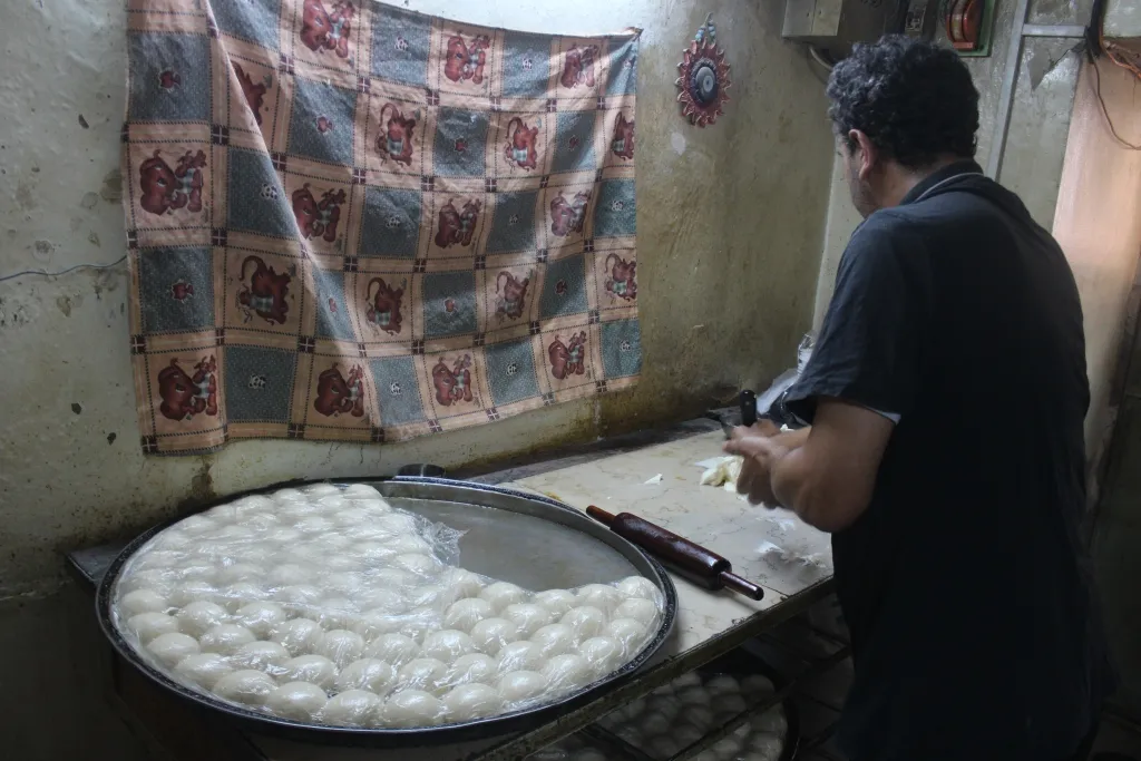 خيرو... 30 عاماً ولا يزال يمارس مهنته