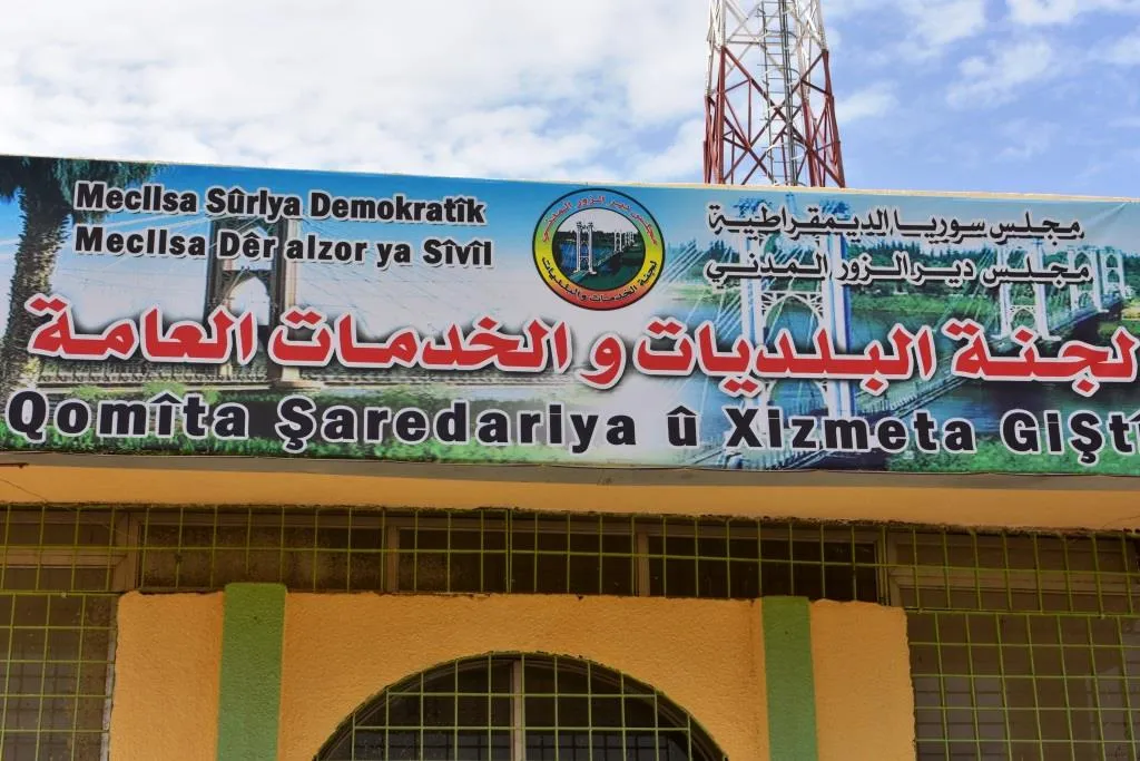 لجنة الخدمات في دير الزور تصل الليل بالنهار في العمل  قبل قدوم الشتاء