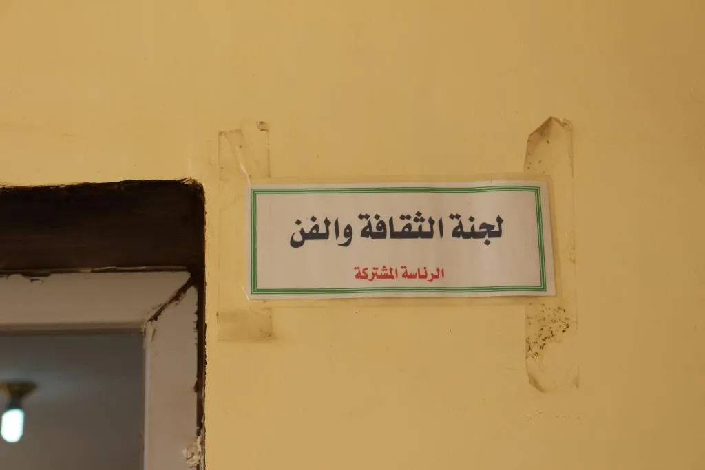 حارب بريشته ولوحاته الفنية ضغوطات المرتزقة