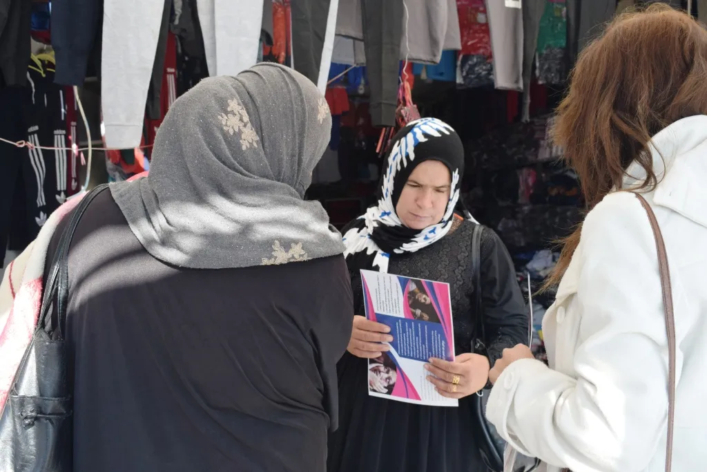 توزيع منشورات تحث على مناهضة العنف ضد المرأة