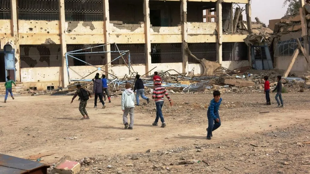 طلاب مدرسة أبو بكر الرازي بين دمار مدرستهم والإصرار على العلم
