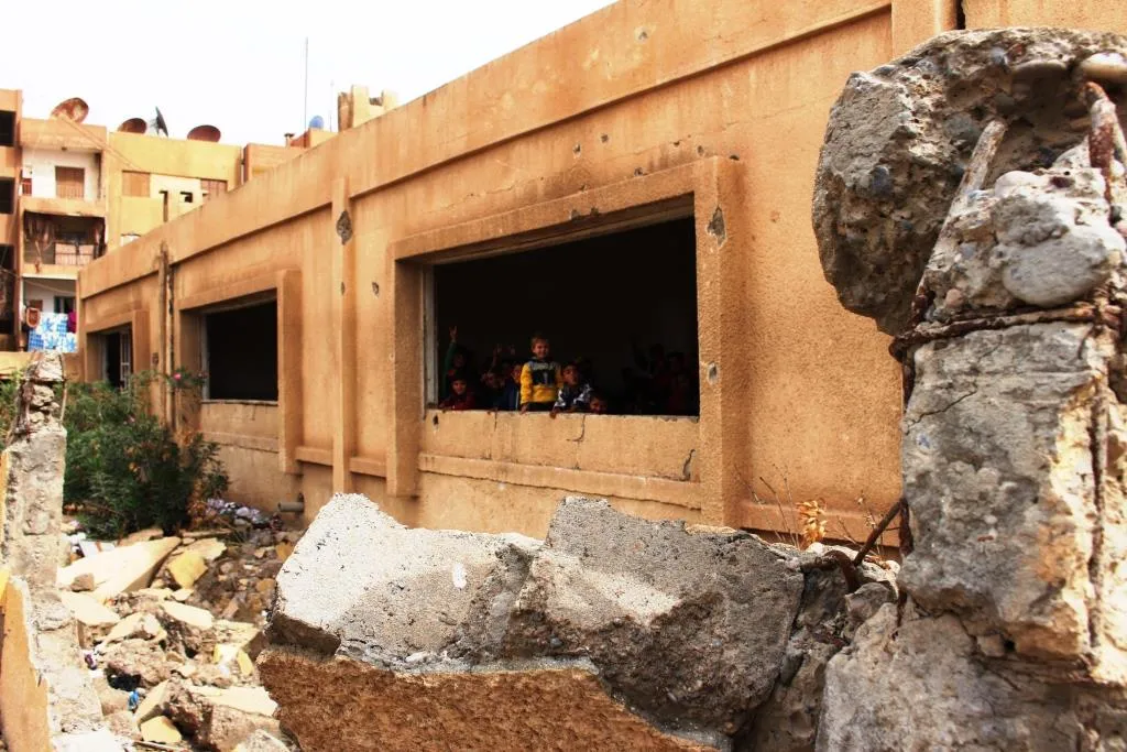 طلاب مدرسة أبو بكر الرازي بين دمار مدرستهم والإصرار على العلم