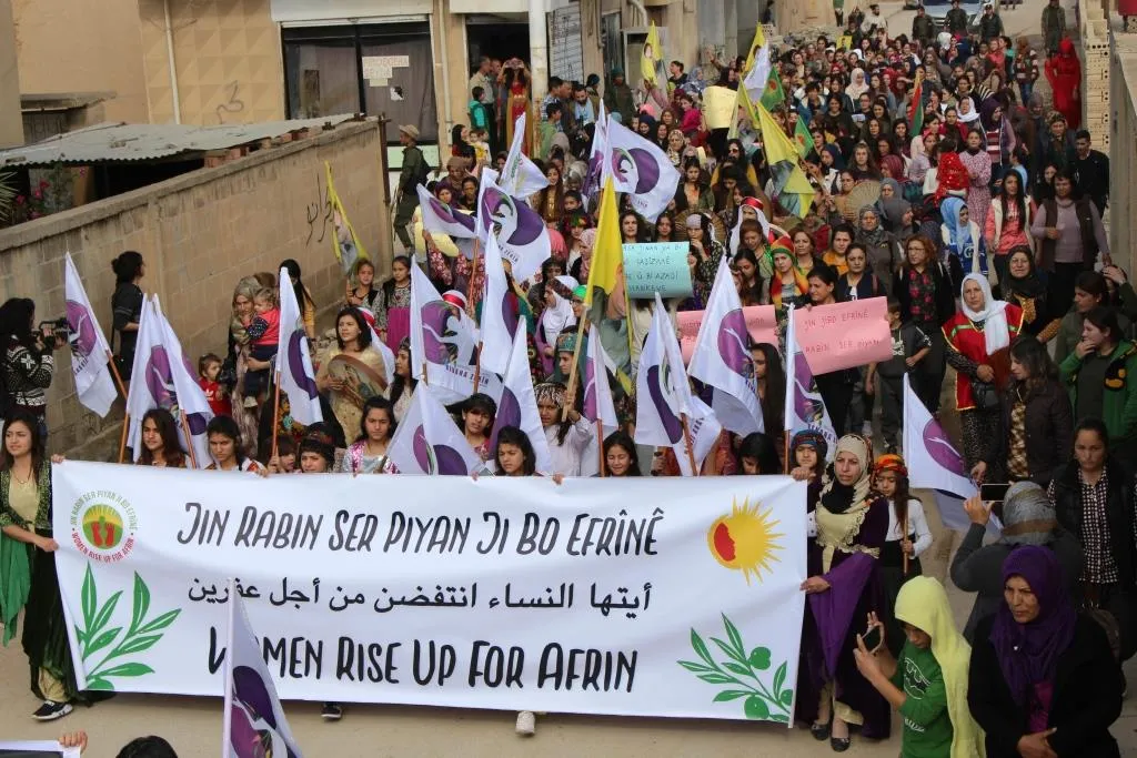 مظاهرة حاشدة مستنكرة للعزلة وهجمات الاحتلال على شمال سوريا