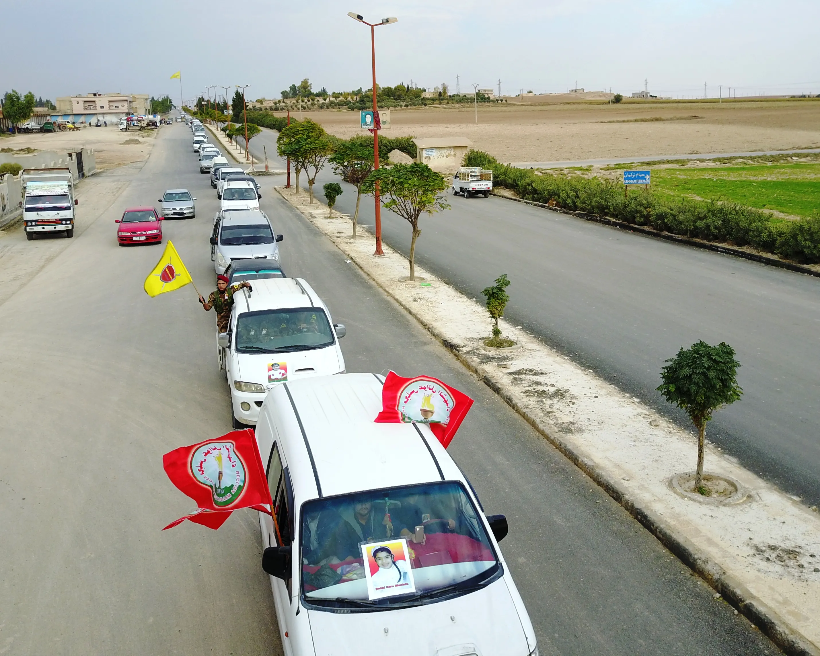 آلاف السوريين يبدؤون بمراسم تشييع الطفلة