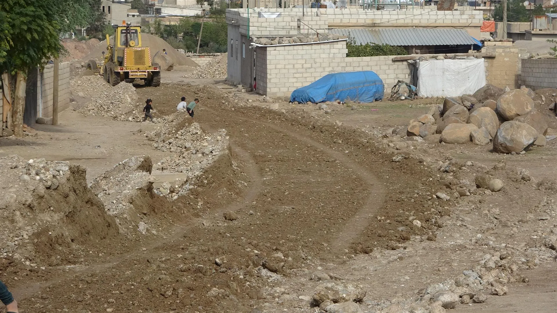 المباشرة بدحل وفرش طرقات ديرك
