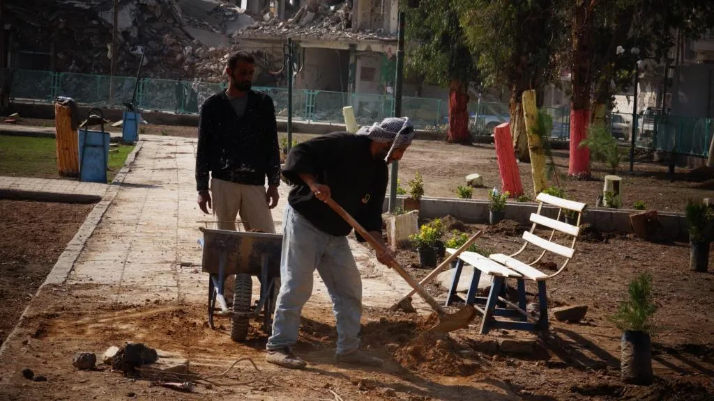 العمل على إعادة الحياة لحديقة