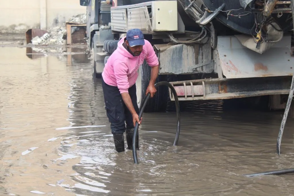 بعد أمطار غزيرة عمال البلدية مستنفرون في الشوارع
