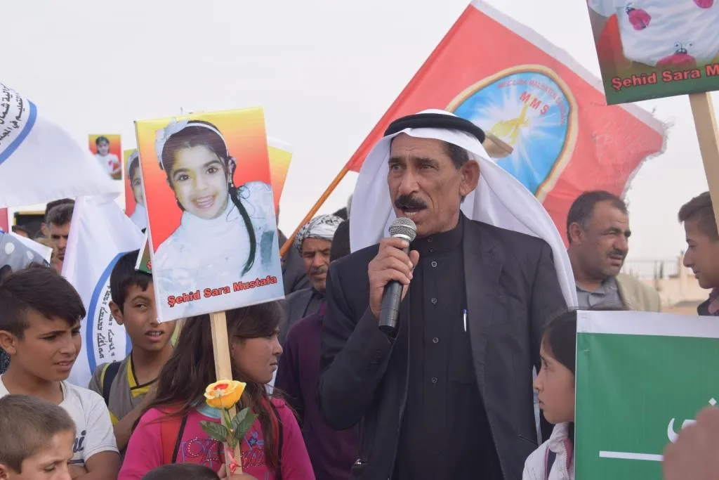 الآلاف يشيعون جثمان الطفلة سارا ويدينون "الجريمة البشعة"