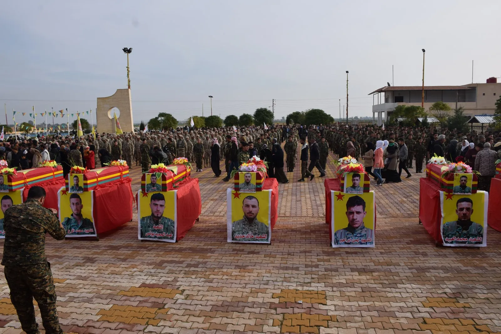 شهداء "معركة دحر الإرهاب" يوارون الثرى من قبل الآلاف