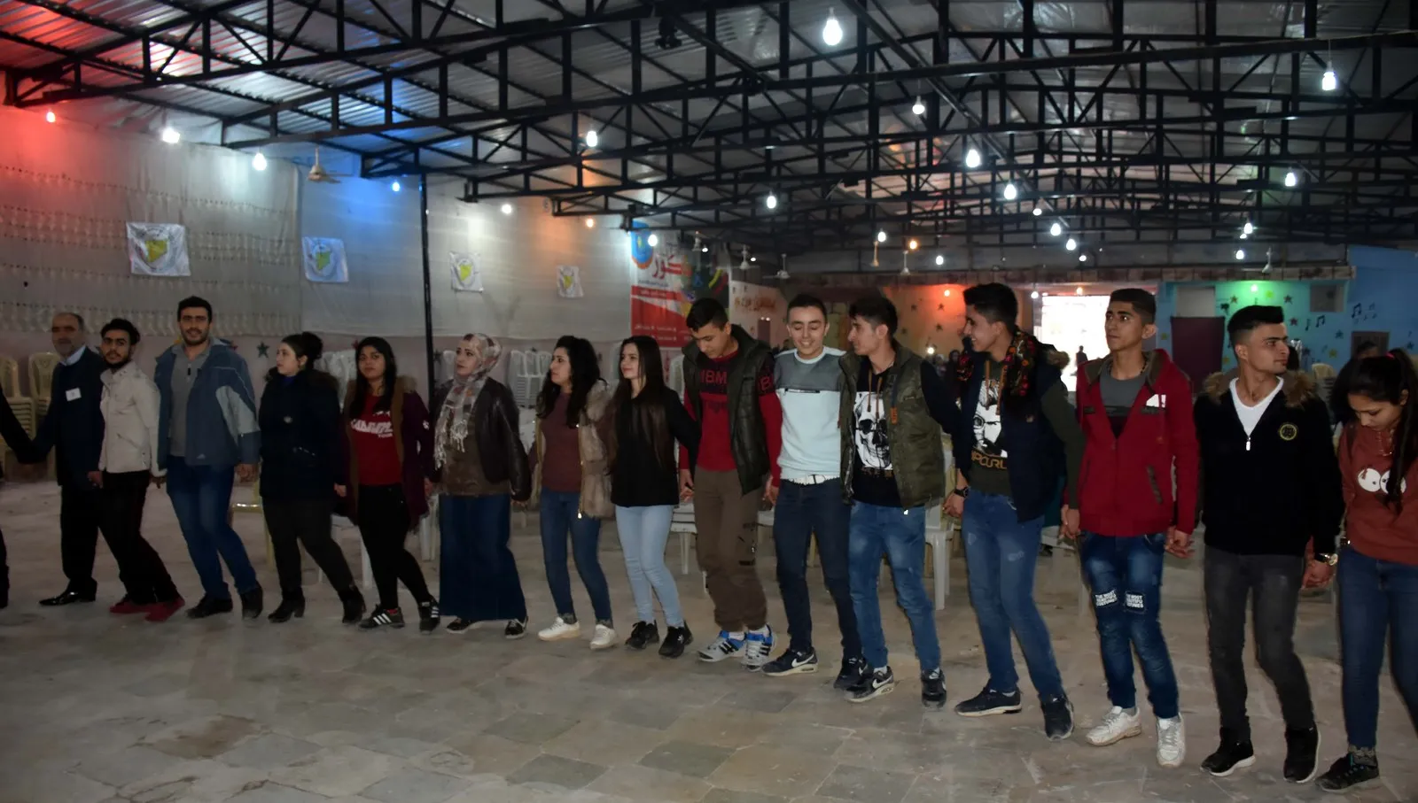 أهالي حلب يحتفلون بالذكرى السنوية لتأسيس مجلس سوريا الديمقراطية