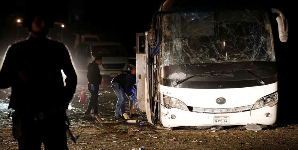 قتلى وجرحى في استهداف حافلة لنقل السياح بمصر