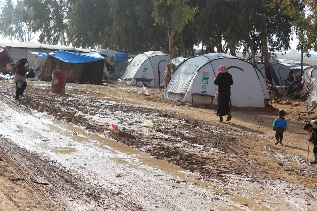 المطر نعمة للبعض ونقمة لسكان مخيم الطويحينة