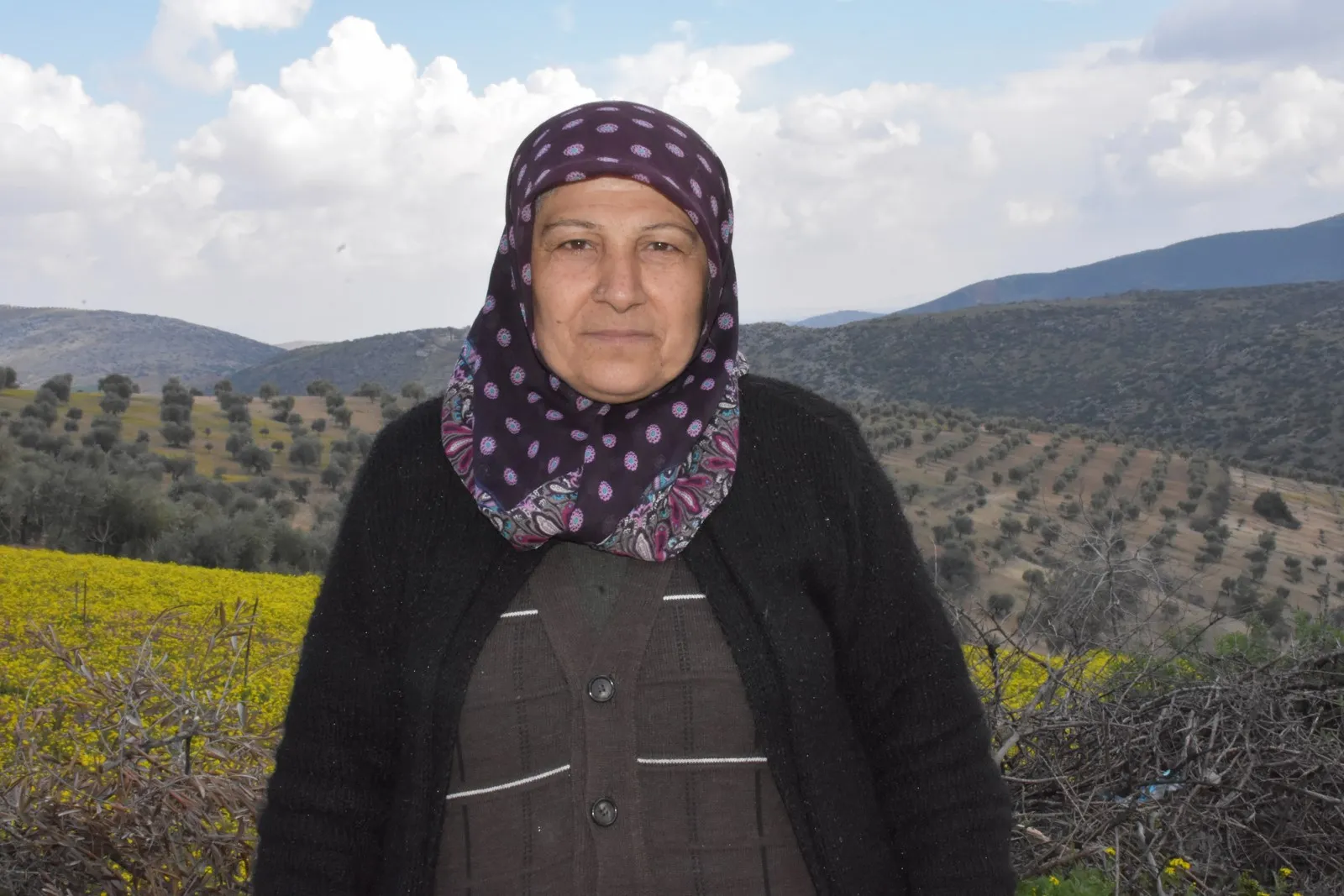 الأم جميلة.. الساهرة على راحة المقاتلين ومثال الصمود