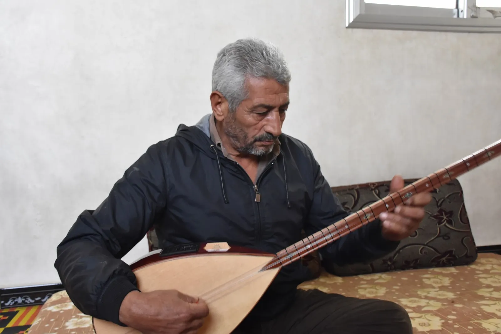 بشغفه تعلم مقطوعات تراثية لم يسمع بها الجيل الحاضر