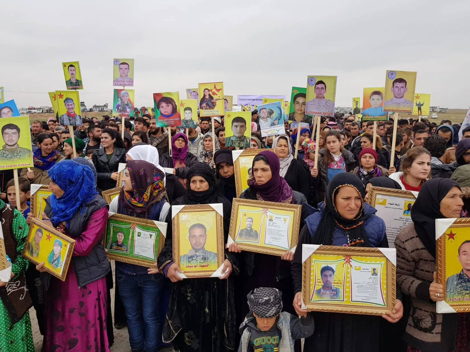 عشرات الآلاف من أبناء شمال وشرق سوريا يتجمعون للتظاهر أمام قاعدة للتحالف