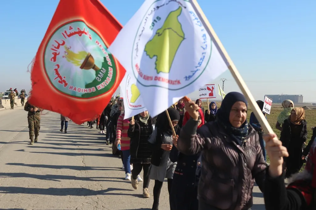 مظاهرة راجلة لنساء الطبقة تنديداً بالتهديدات التركية