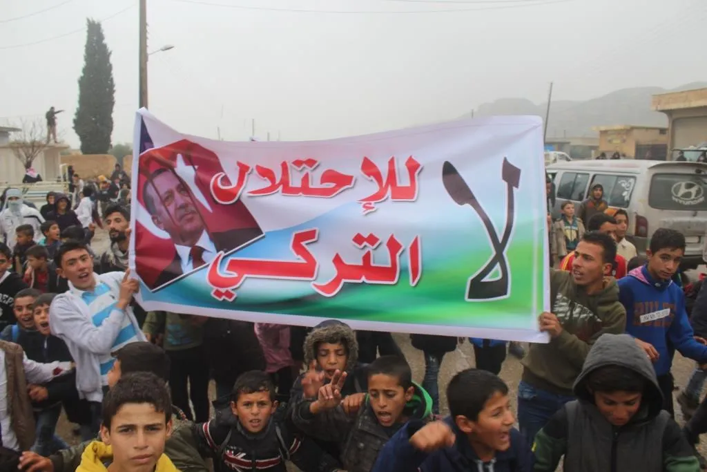 أهالي الرقة يتظاهرون تحت شعار "لا للاحتلال التركي"