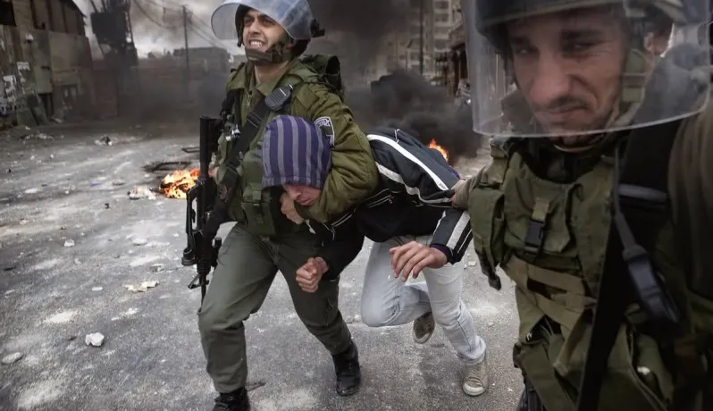 اعتقال 24 فلسطينياً وتخريب منازل آخرين بالضفة الغربية