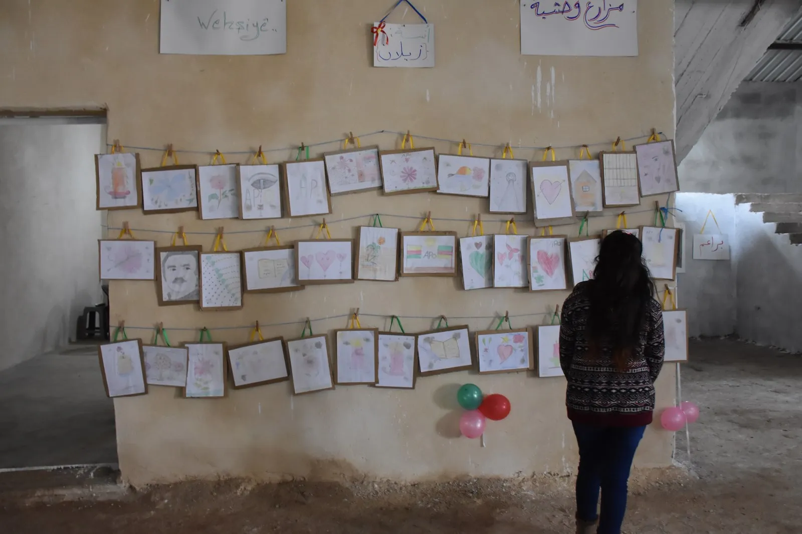 أطفال عفرين يعبرون عن حبهم لأوجلان عبر الرسم