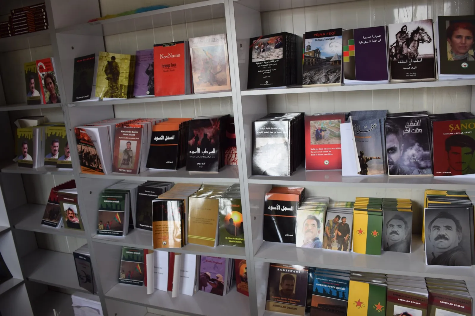 افتتاح أول مكتبة تعرض فيها كتب أوجلان بشمالي سوريا