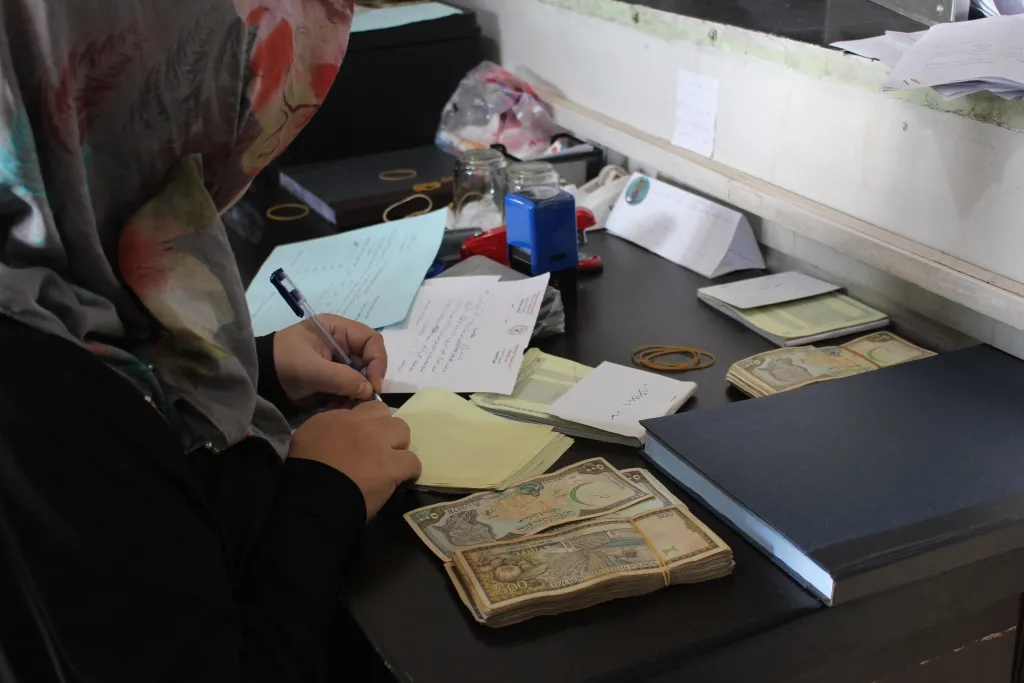 مؤسسة ولجنة الزراعة في منبج ودير الزور توزعان البذار على المزارعين