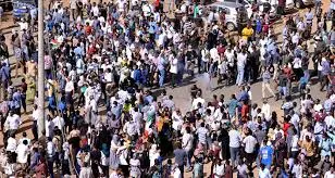 عشرات المحتجين السودانيين يتوجهون إلى قصر الرئاسة