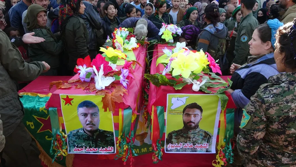 أهالي سريه كانية يشيعون مقاتلين استشهدوا في دير الزور