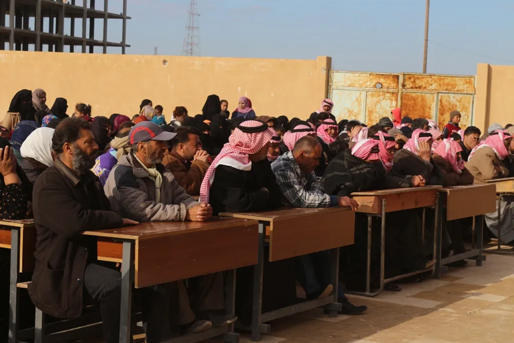 أهالي الطبقة يعقدون اجتماعهم الجماهيري الـ6 في اطار مناقشة الاوضاع السياسية
