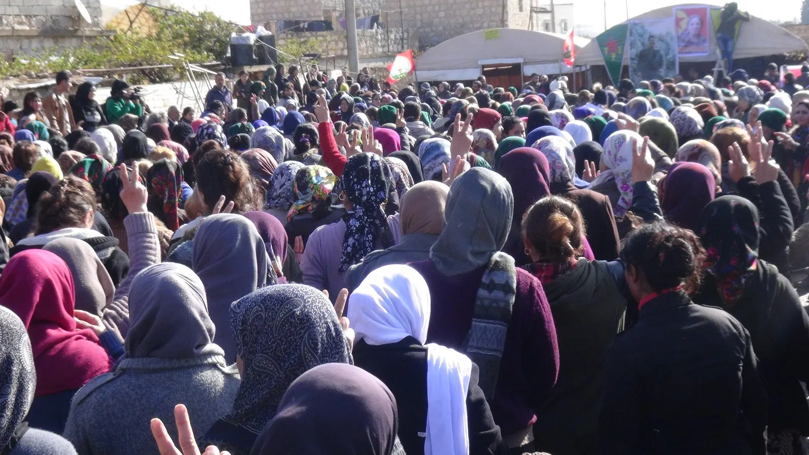 أهالي عفرين والشهباء يقدمون واجب العزاء لذوي المناضلة أفيستا قهرمان