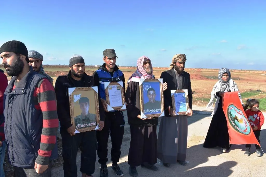 أهالي دير الزور يشيعون جثامين أربعة من شهداء الحرية