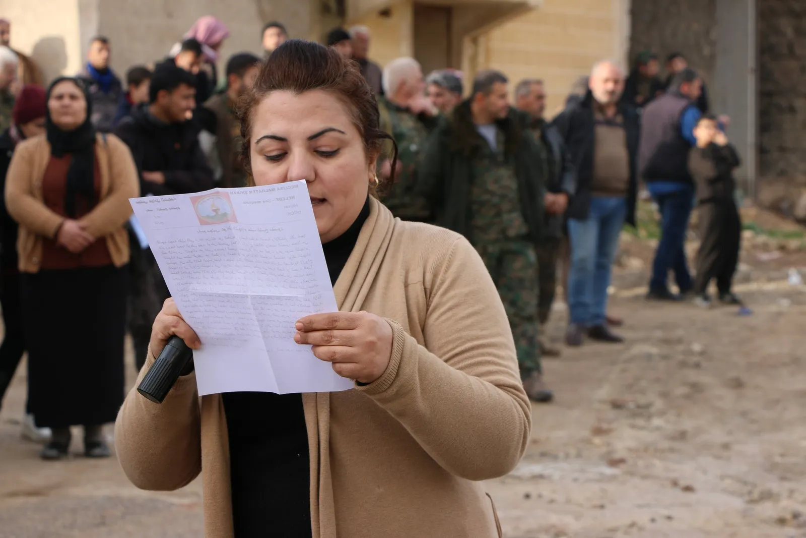 بالهتافات والزغاريد شيّع أهالي حلب جثمان المقاتل روشان عفرين