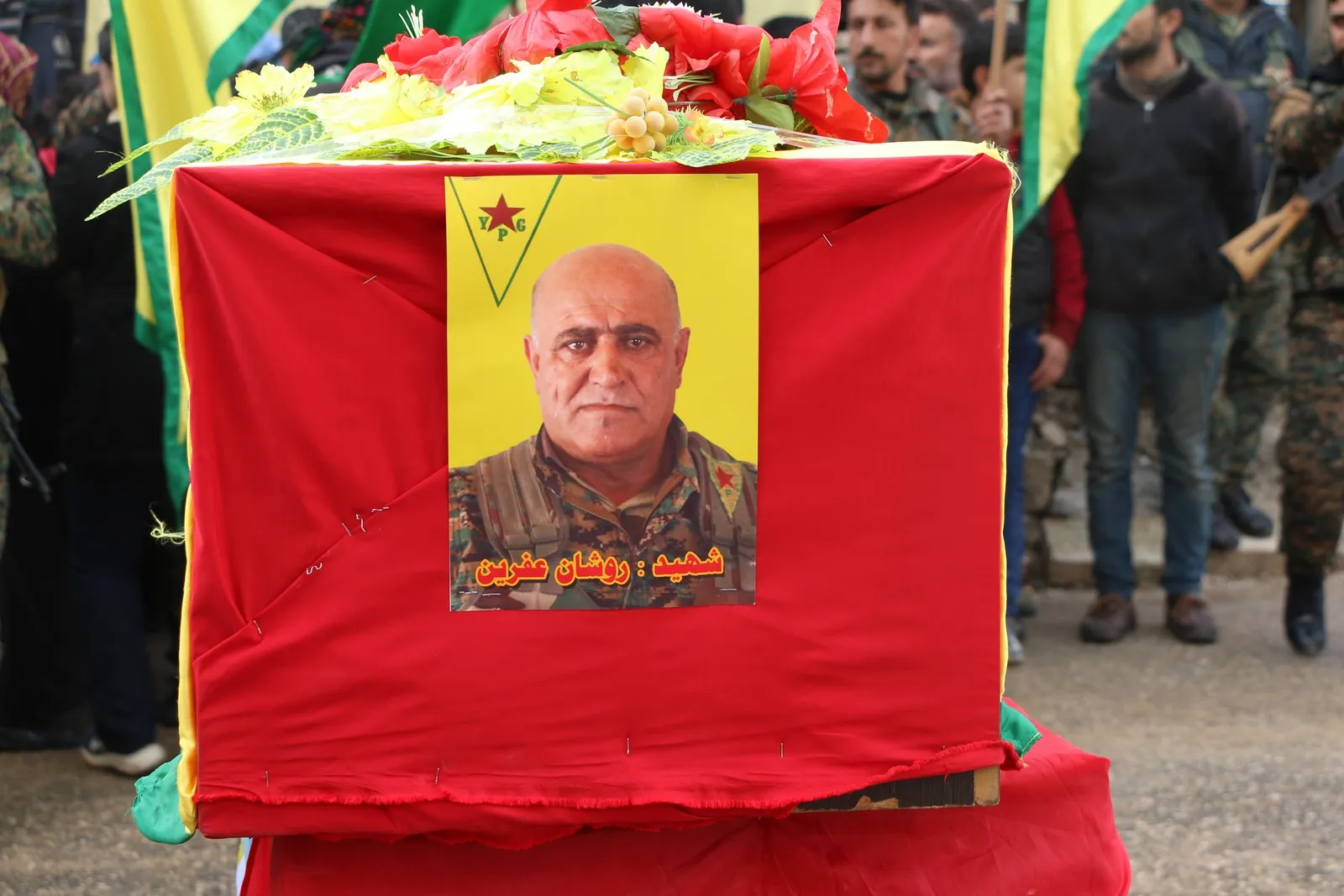 بالهتافات والزغاريد شيّع أهالي حلب جثمان المقاتل روشان عفرين