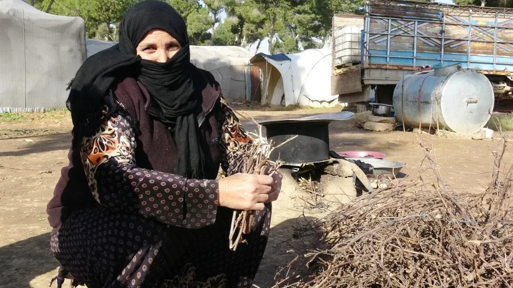 معاناة نازحي مخيم يعرب بالرقة يضاعفها البرد