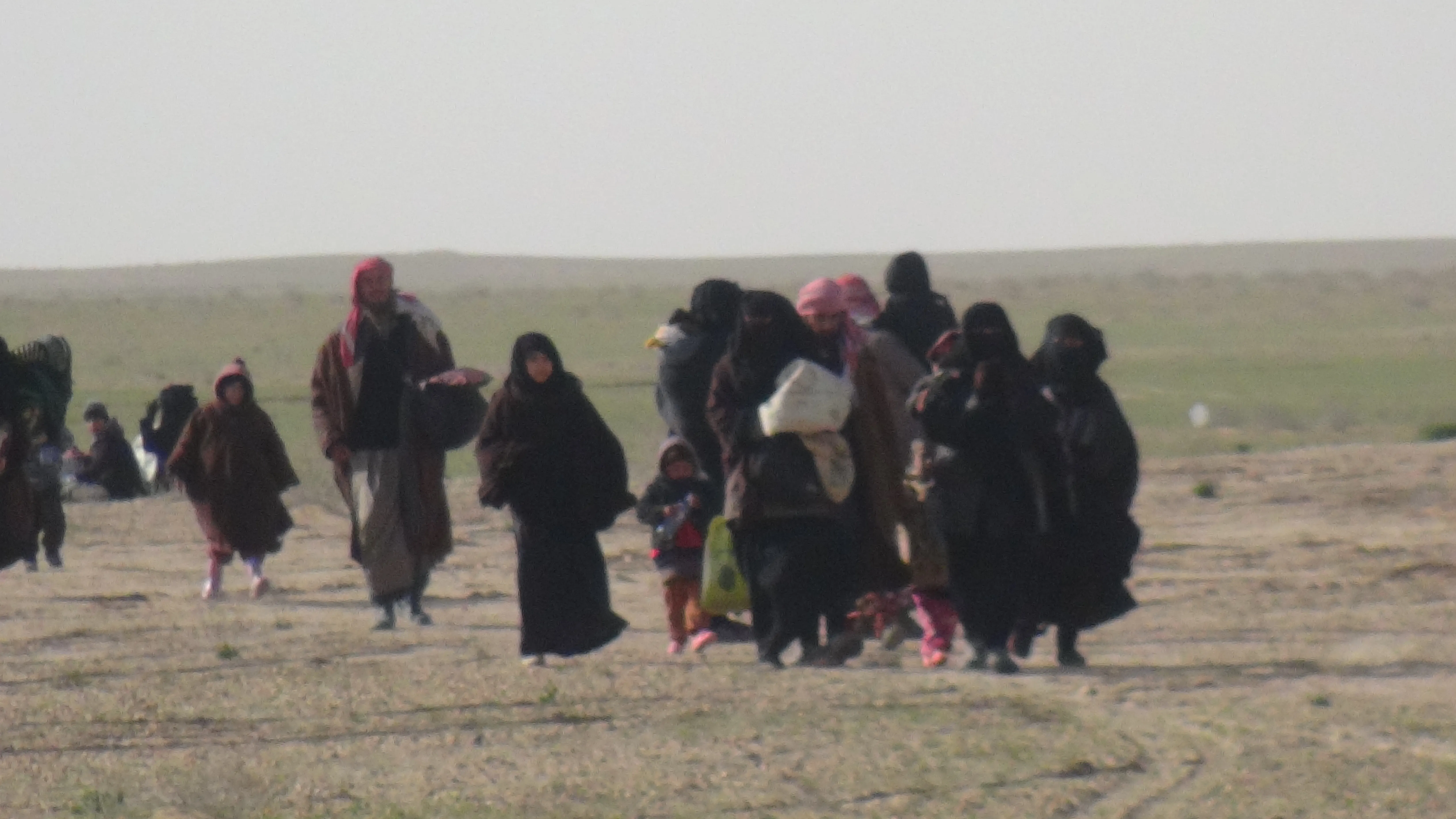 المئات من المدنيين يفرون من داعش في السوسة