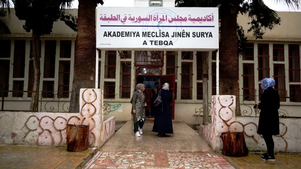 أكاديمية المرأة السورية تخرج دورة "الشهيدة دستان تموز"