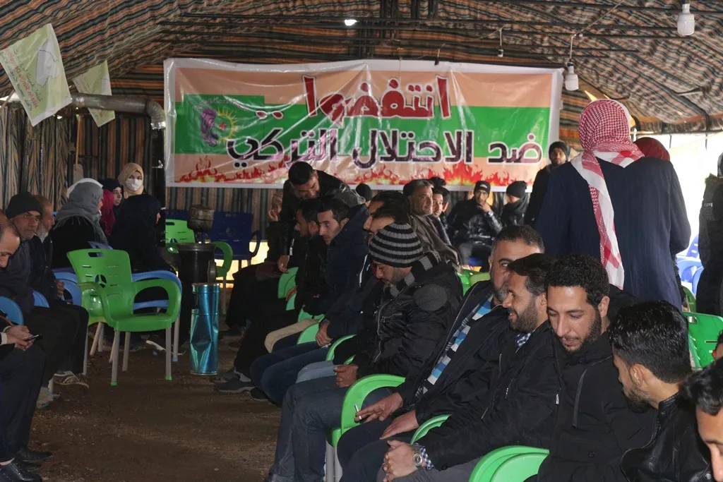 الإدارة المدنية وأهالي الطبقة يزورون خيمة الاعتصام