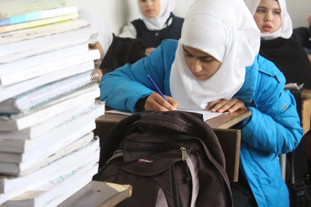 طلبة الطبقة يتقدمون لامتحانات الفصل الأول
