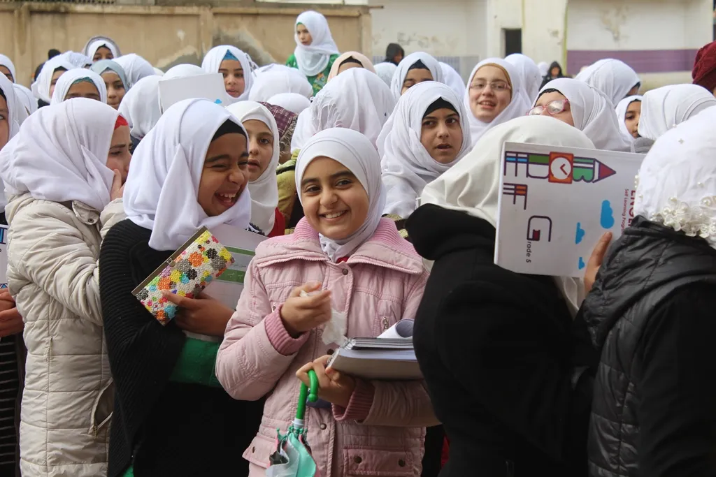 طلبة الطبقة يتقدمون لامتحانات الفصل الأول