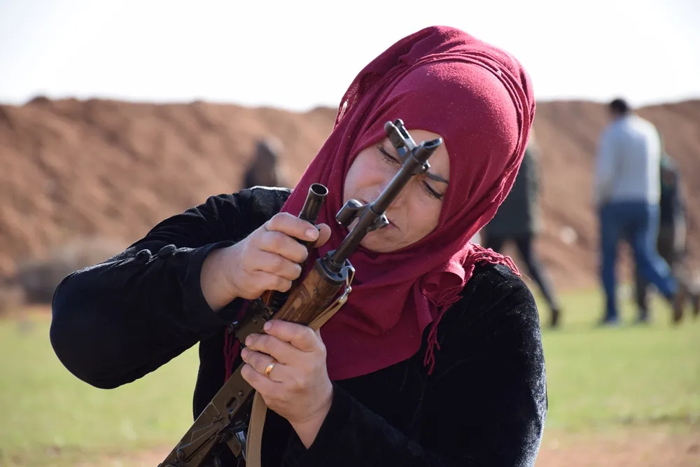تعزيزاً لمفهوم الدفاع والحماية الذاتية.. نساء الطبقة يتدربن على السلاح