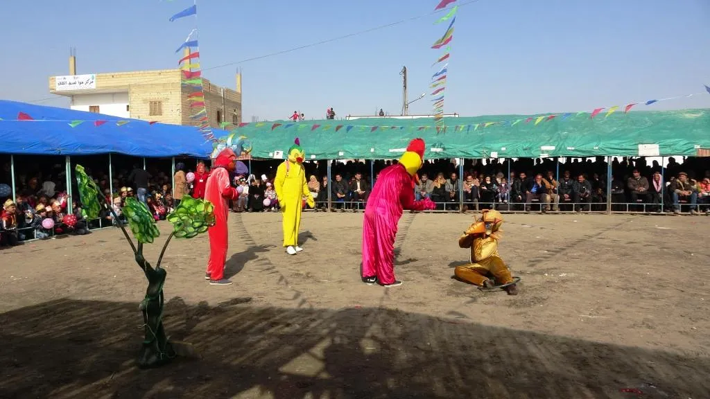 بعد أن انهوا برنامج محو الأمية يتوجهون إلى مقاعد الدراسة