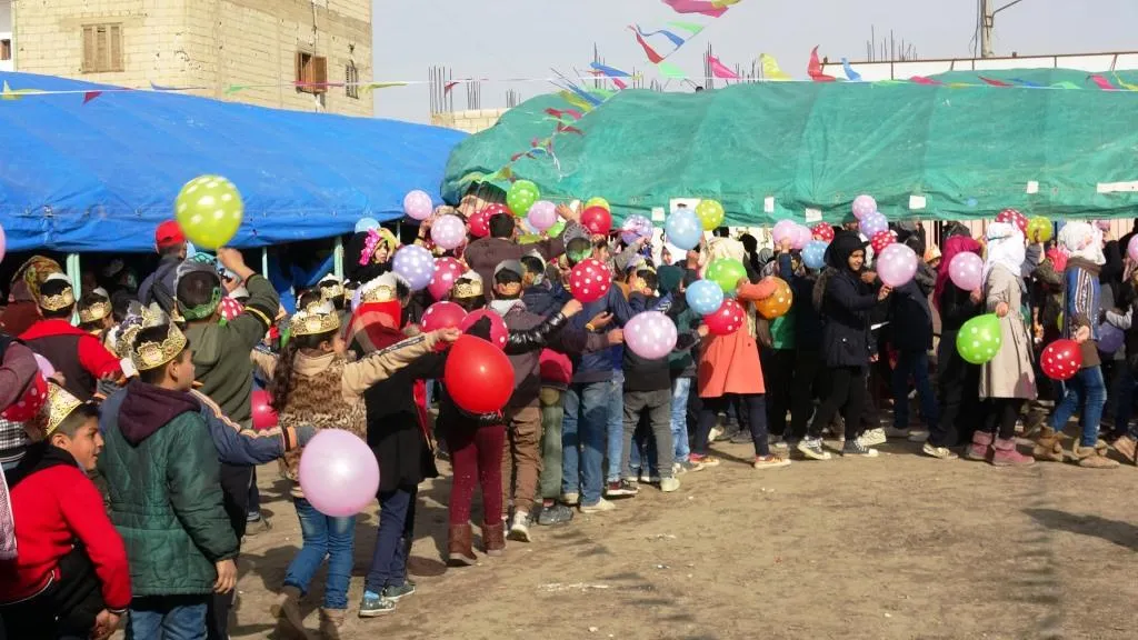 بعد أن انهوا برنامج محو الأمية يتوجهون إلى مقاعد الدراسة