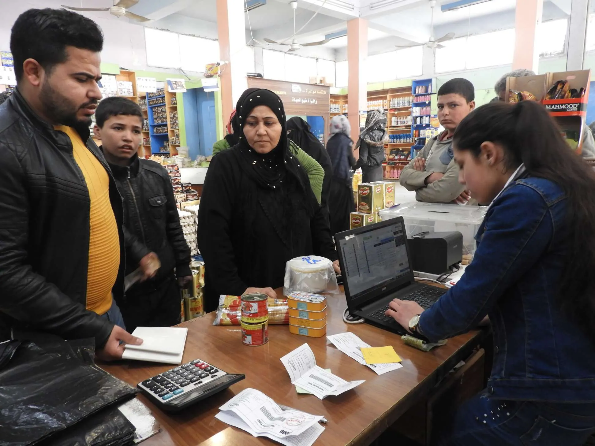 الجمعية التعاونية في منبج توزع قسائم على العوائل الفقيرة والنازحين  